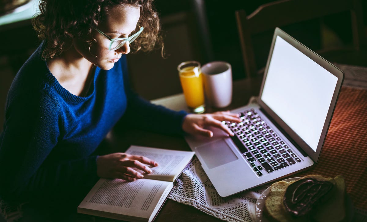 Mulher faz curso de idiomas online para adultos no Berlitz.