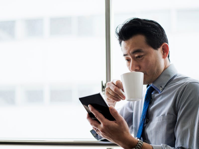 homem com tablet lendo livros em inglês