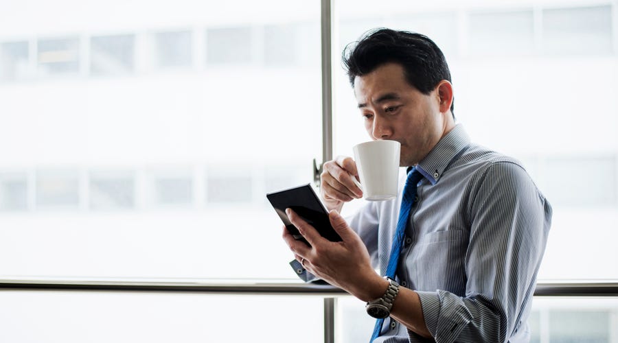 homem com tablet lendo livros em inglês