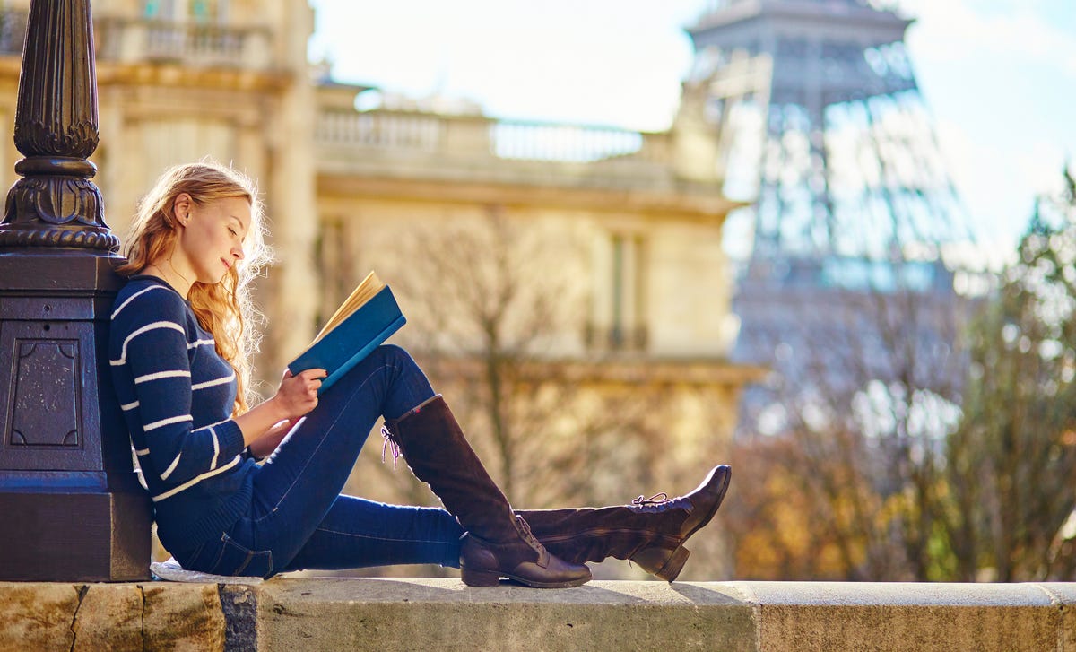 Mulher faz aulas particulares de francês durante viagem