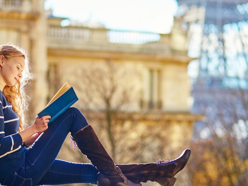 Mulher faz aulas particulares de francês durante viagem