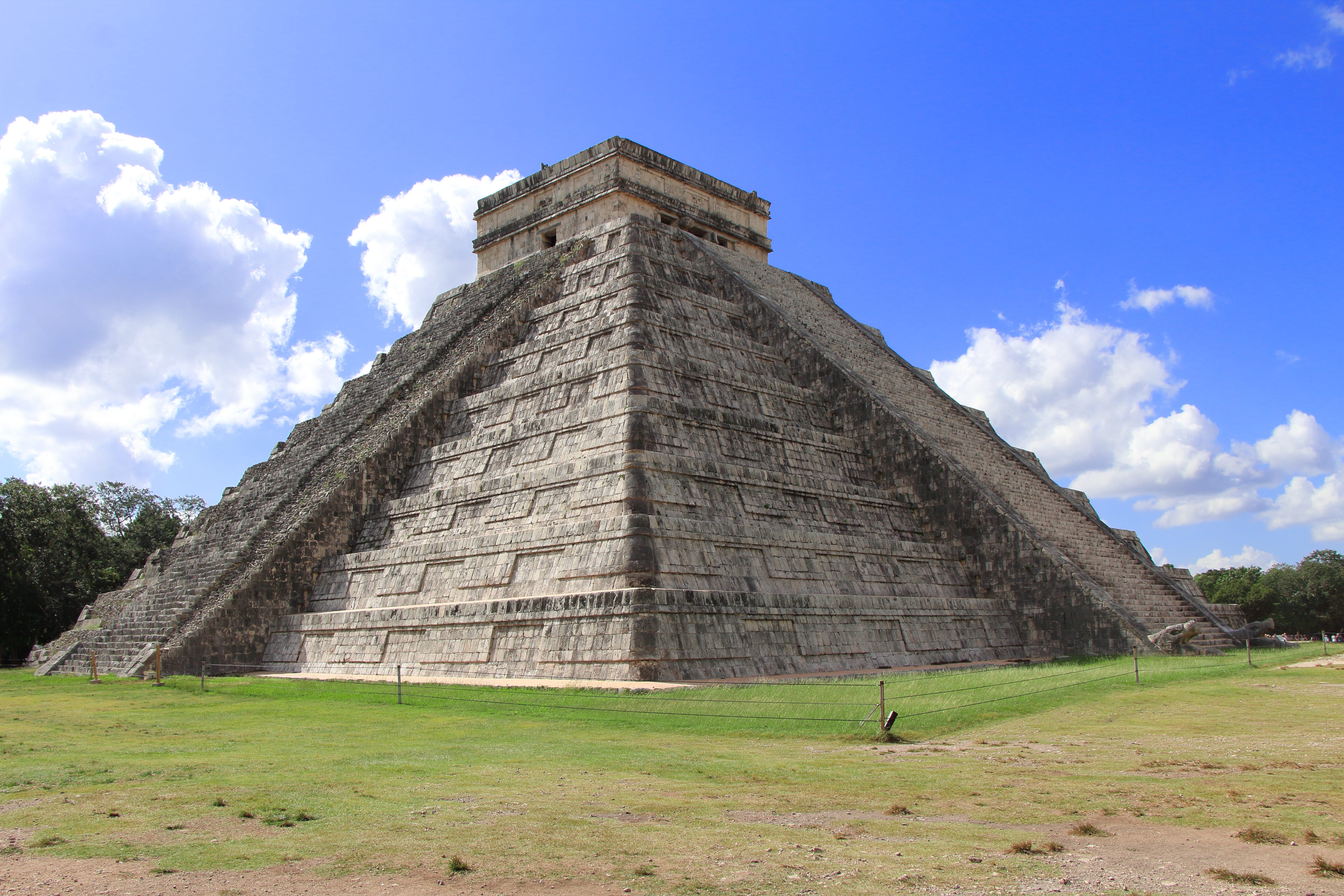 Templo_de_Kukulcán.jpg