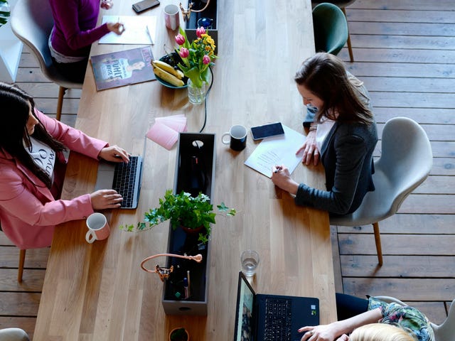 A internacionalização de empresas acontece a partir de muito estudo e trabalho.