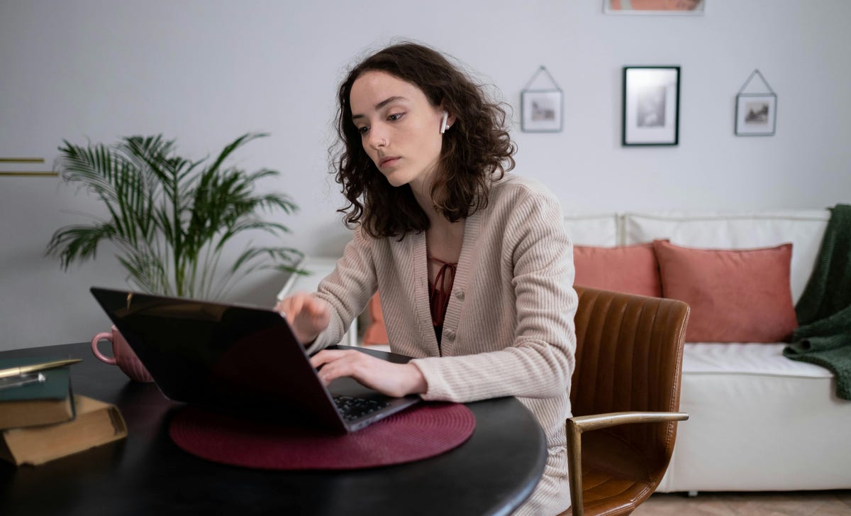 Jovem estudante conversa sobre o exame Telc a1 de alemão pelo computador com seu amigo.