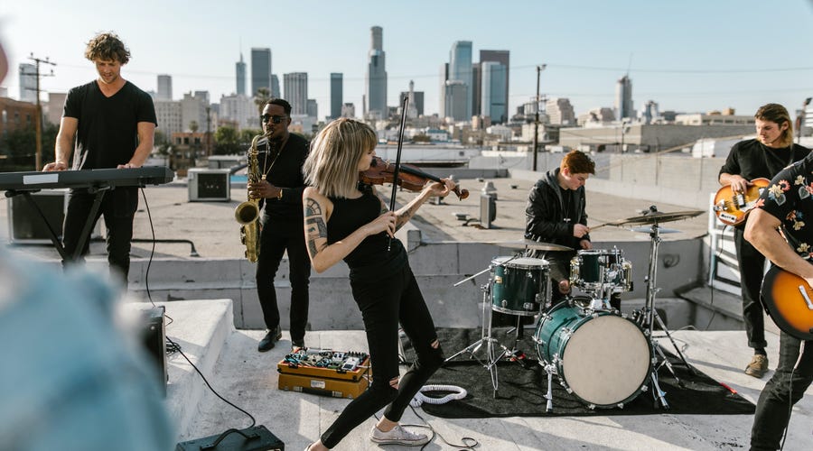 Banda toca em telhado com instrumentos musicais