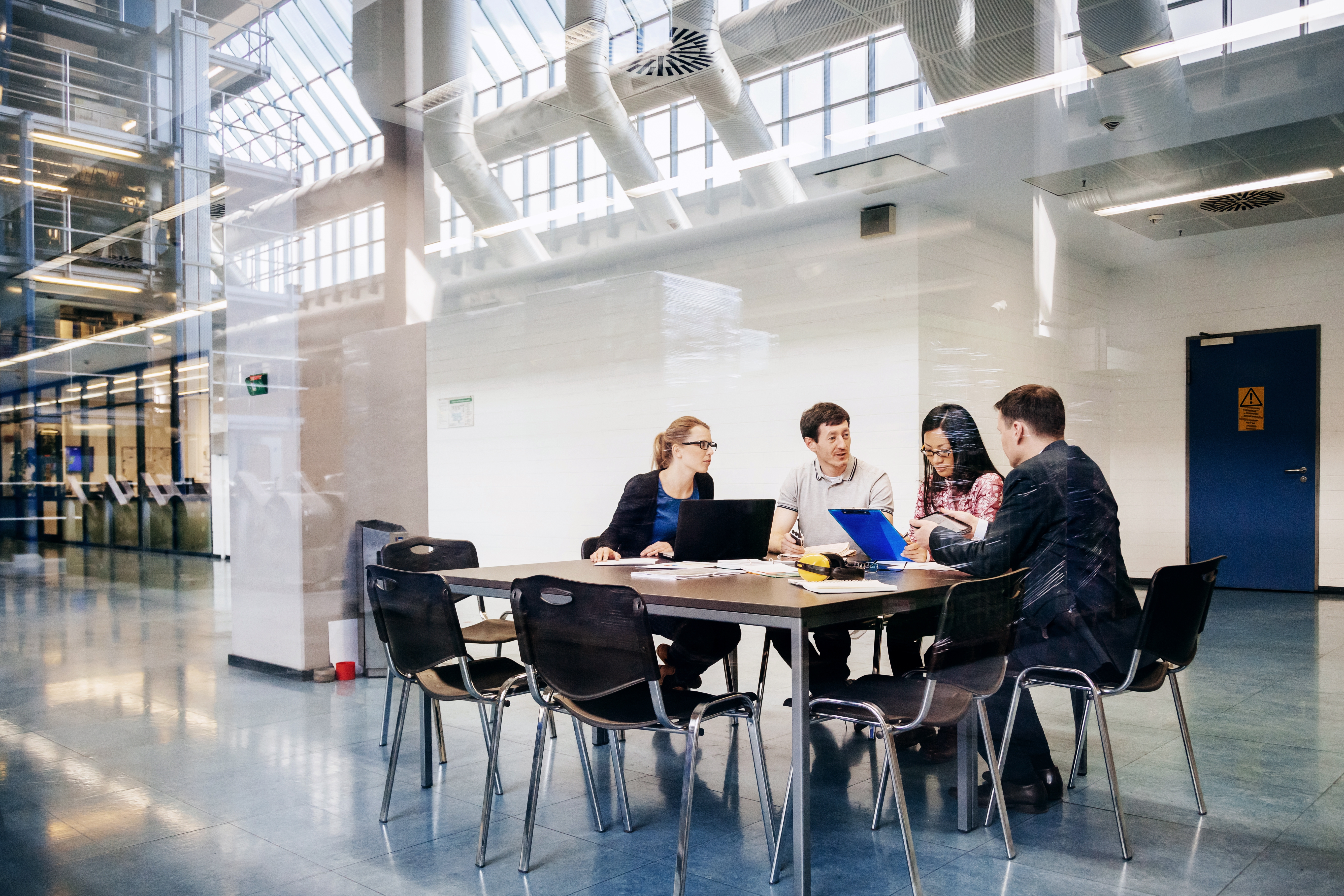 Equipe discute KPIs da empresa.