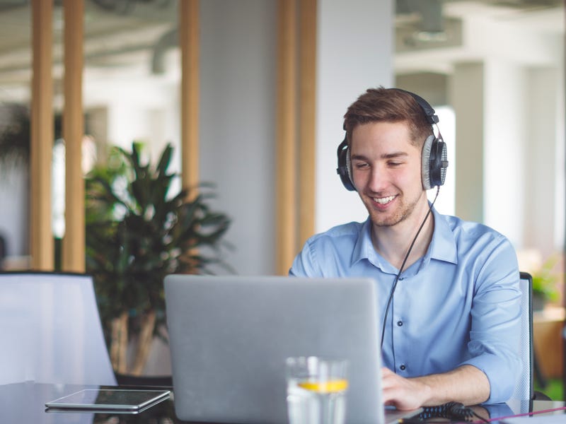 Homem estuda os artigos em espanhol