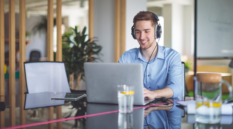 Homem estuda os artigos em espanhol