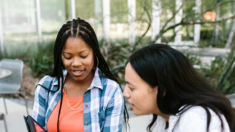 Duas alunas conferindo o gabarito da prova de mandarim no Rio pelo tablet.