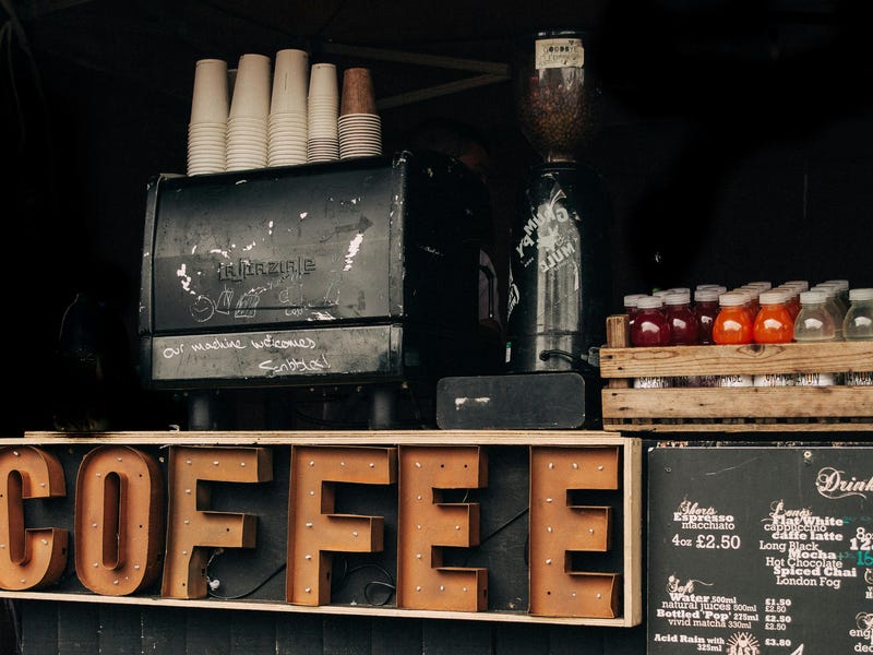 Placa COFFEE de uma cafeteria que ensinou seus clientes  como pedir um café em inglês.