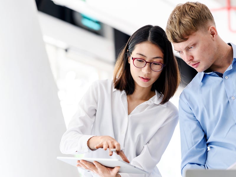 Funcionários discutem sobre soft skills e desenvolvimento de habilidades