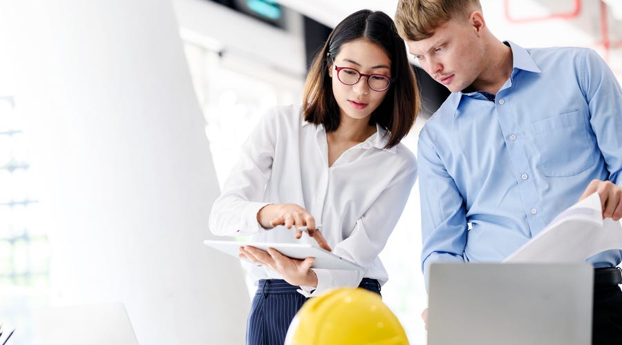 Funcionários discutem sobre soft skills e desenvolvimento de habilidades