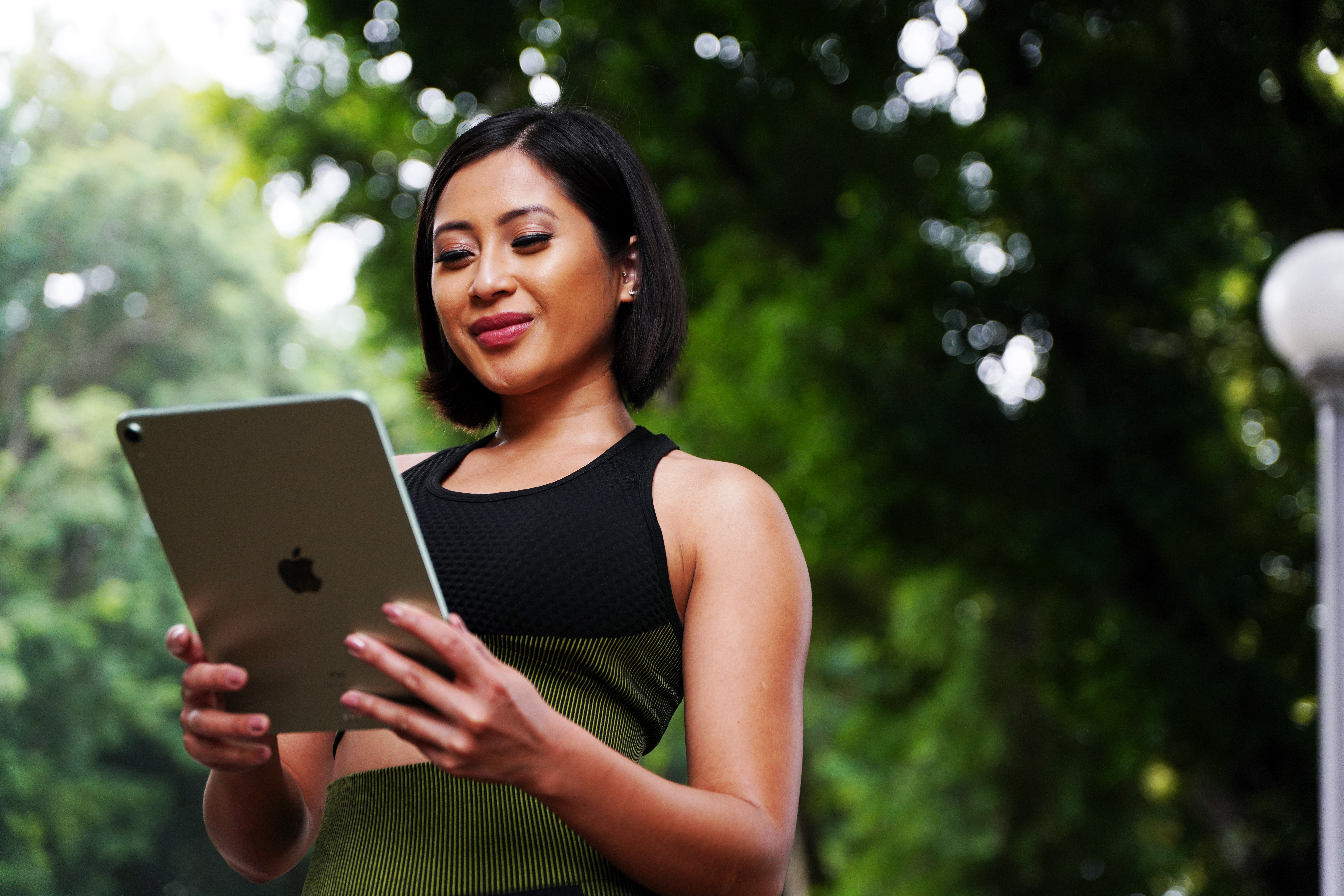 Mulher jovem aprendendo idiomas com a plataforma de autoaprendizagem do Berlitz Flex.
