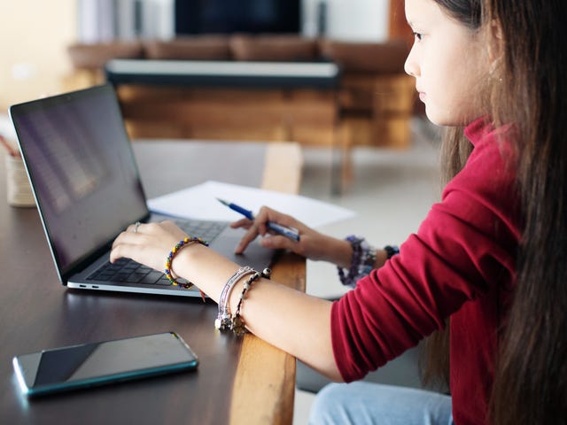 Garota faz curso online de idiomas para crianças e adolescentes