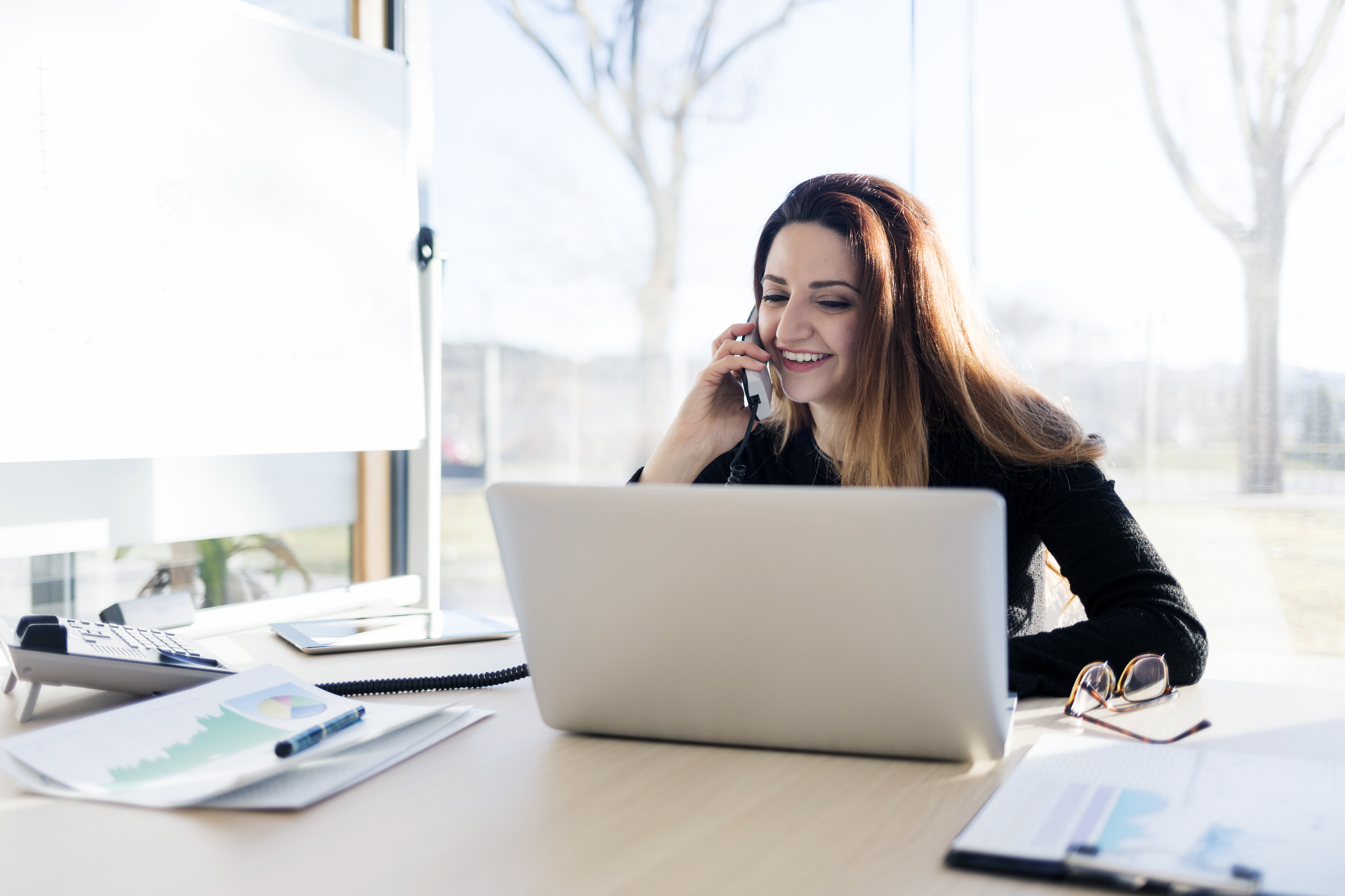 Mulher assistindo conteúdo em espanhol