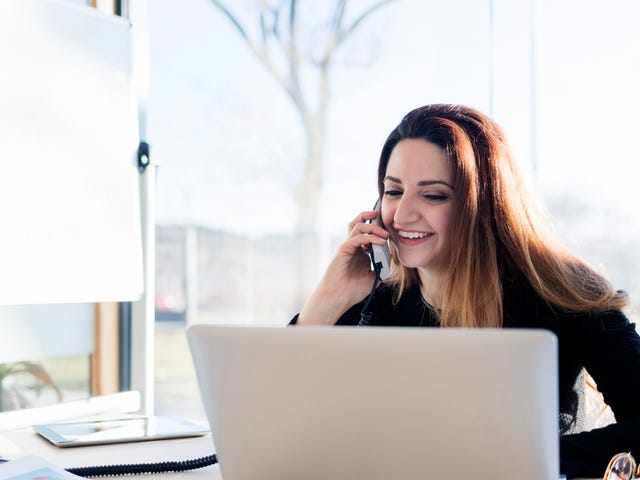 Mulher assistindo conteúdo em espanhol