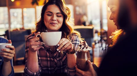 Turistas com espanhol intermediário se divertem em viagem.