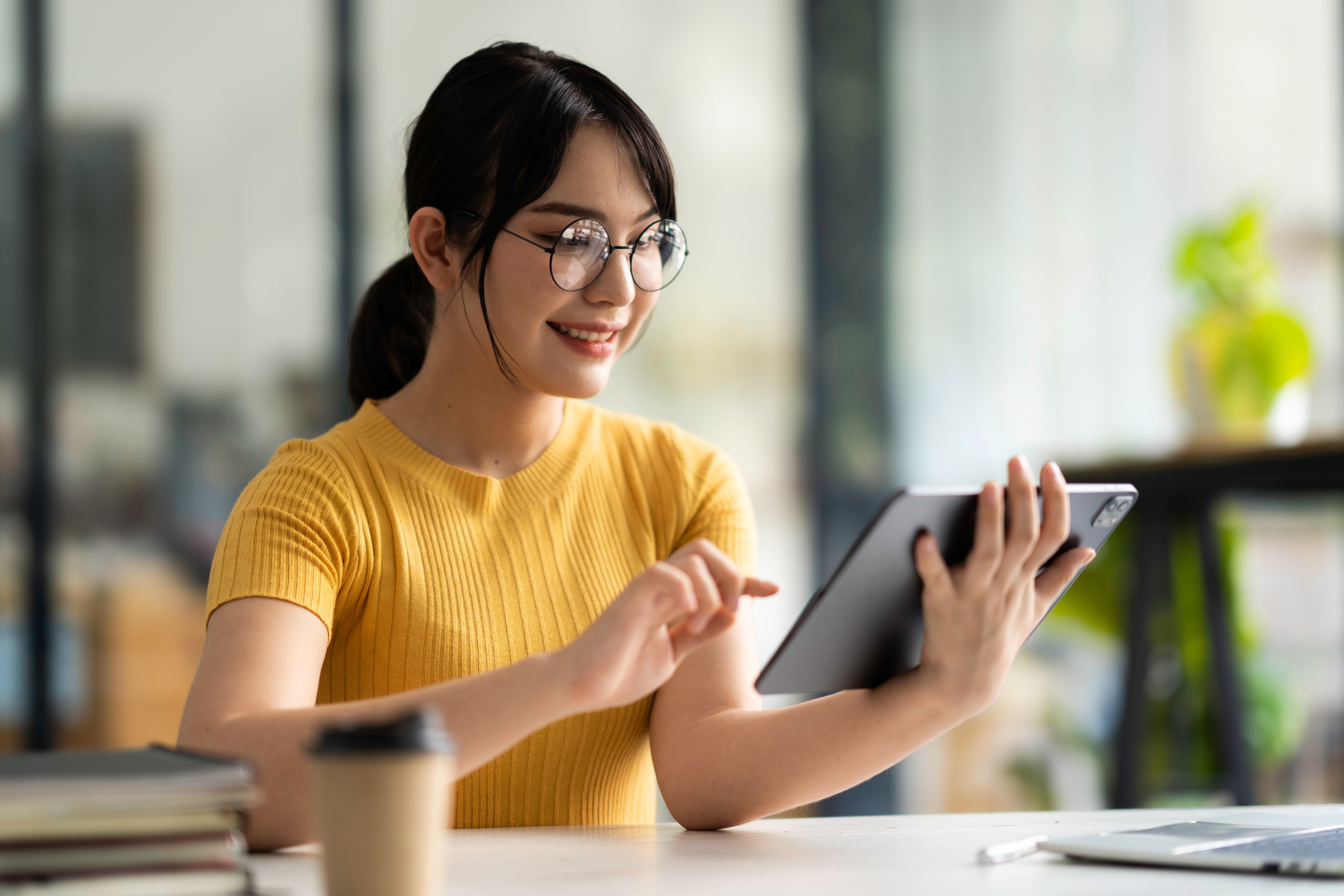 Mulher procura pelas perguntas frequentes no site da Berlitz