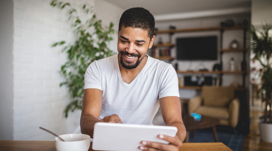 Homem estuda para teste de proficiência de inglês