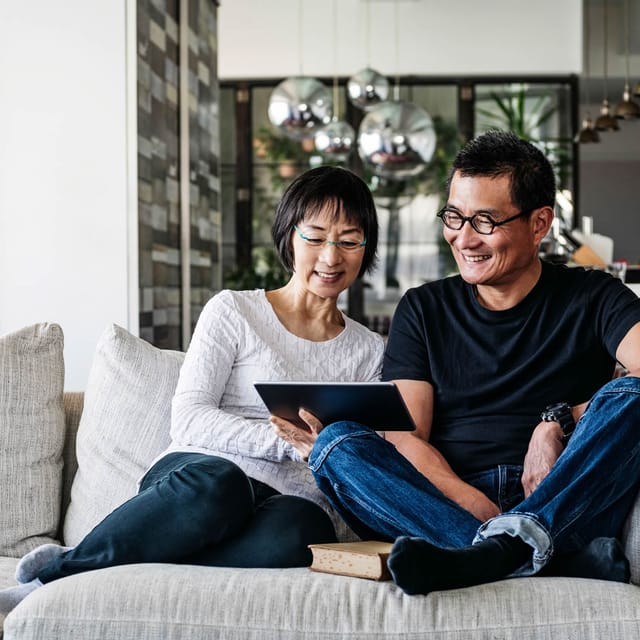 Pessoas assistindo conteúdo em japonês