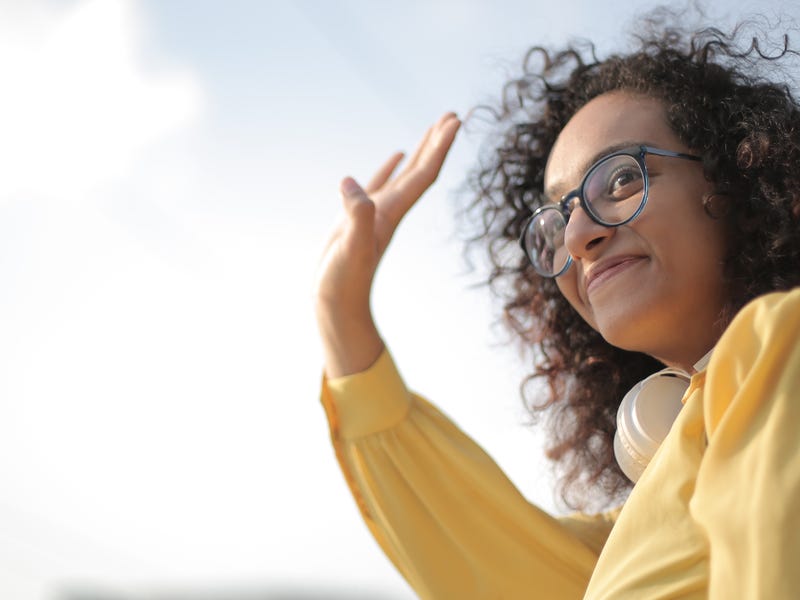 Mulher aprender a dar tchau em alemão com curso imersivo do Berlitz