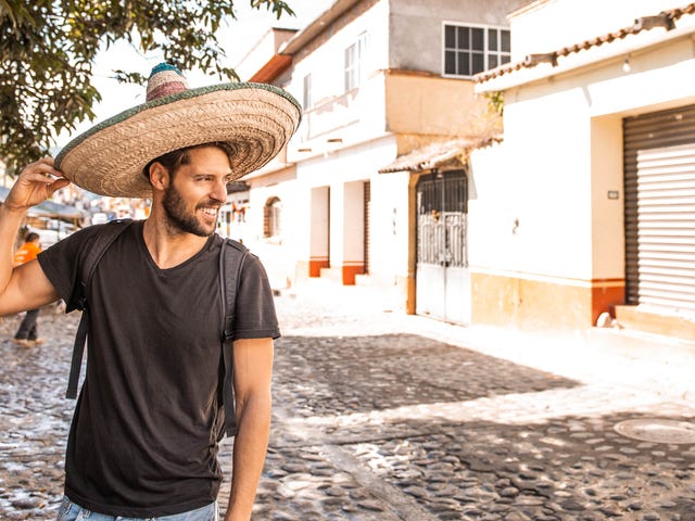 Homem com chapéu mexicano aproveitando para explorar a cidade no seu intercâmbio.