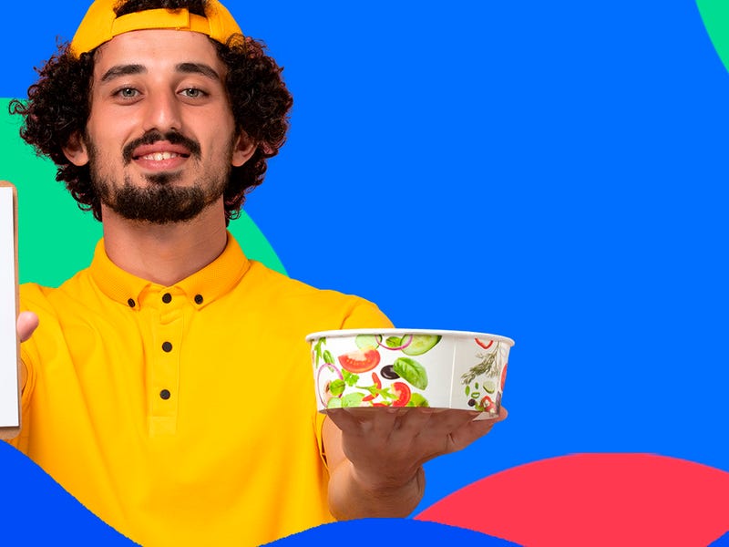 Amigos reunidos em um jantar para praticar o vocabulário de inglês para restaurante.