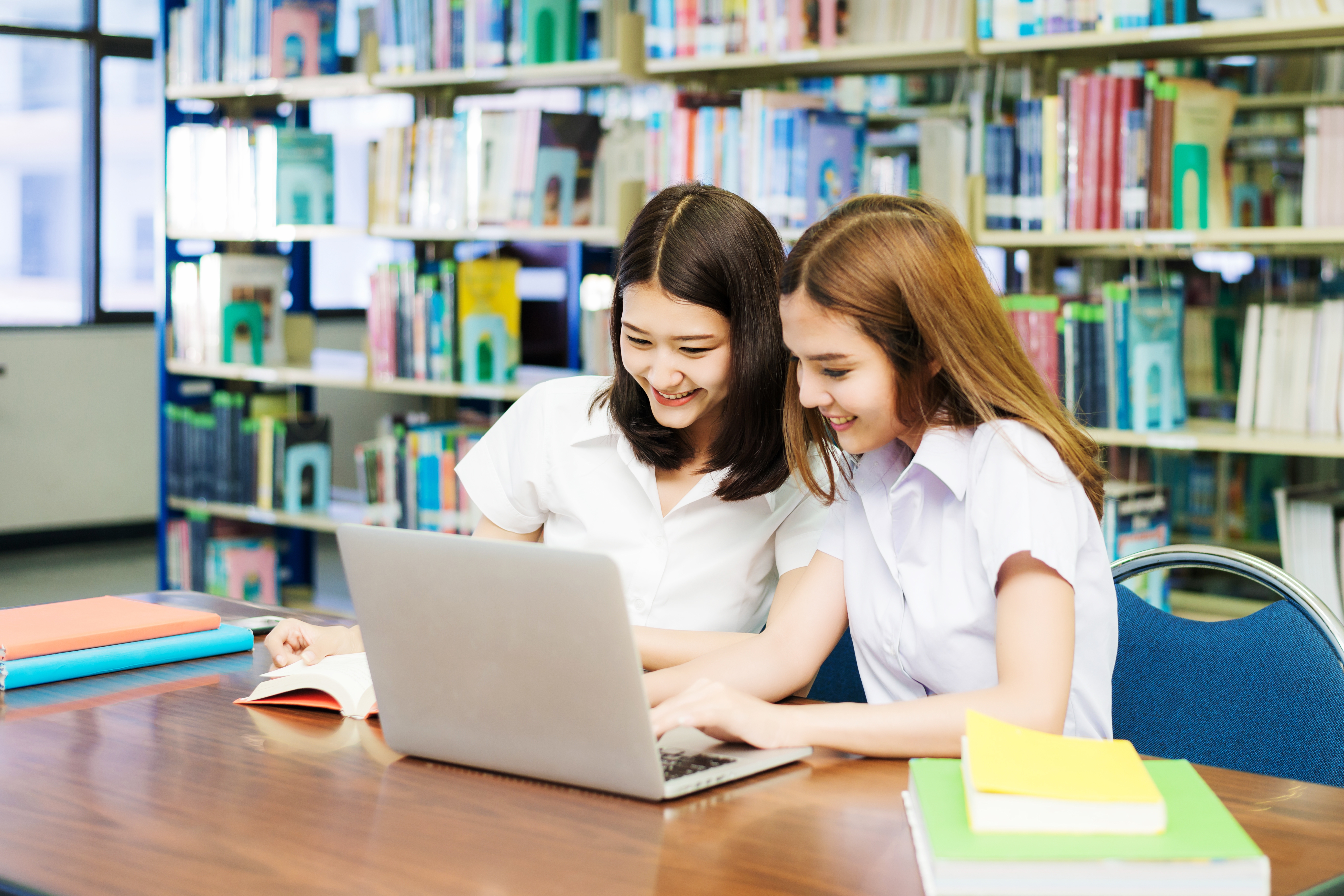 Jovens estudam com curso de férias infantil em inglês do Berlitz