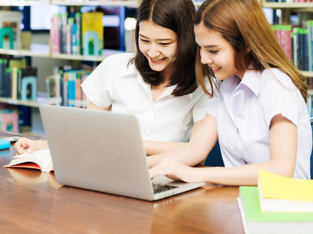 Jovens estudam com curso de férias infantil em inglês do Berlitz