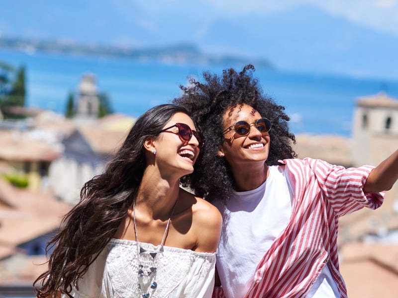 Jovens tiram fotos juntas em um dos pontos turísticos mais conhecidos do mundo