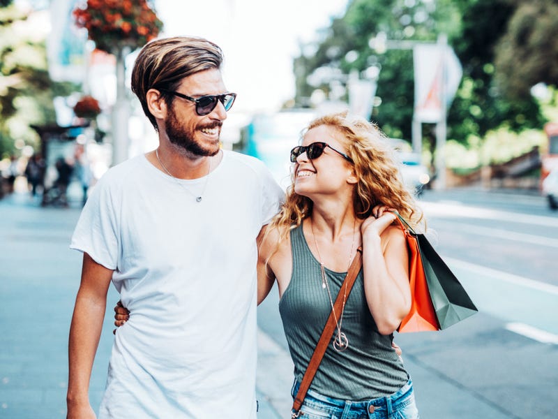 Casal se chama de apelidos carinhosos em espanhol.