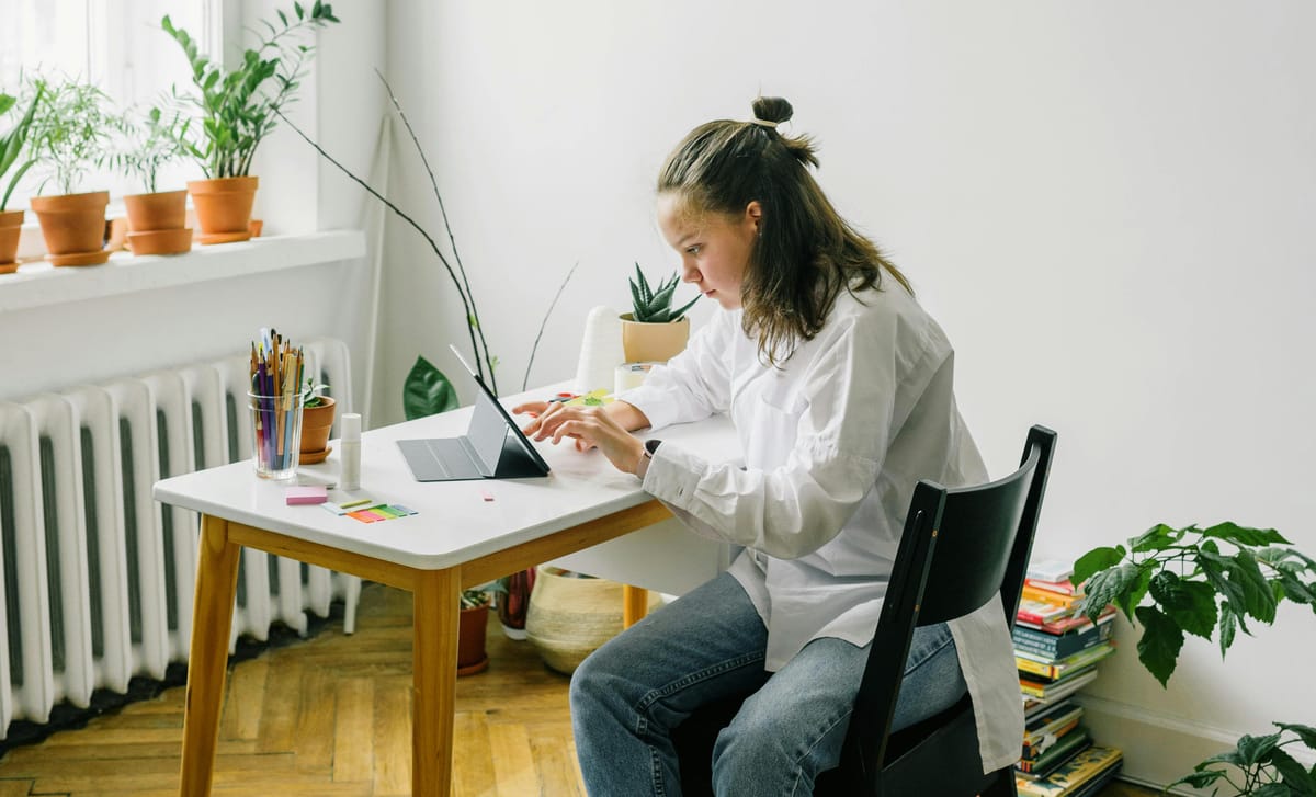 Mulher estudando com uma plataforma online.