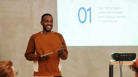 Homem conversando com outros empresários, pois a habilidade de comunicação é essencial no mercado de trabalho.