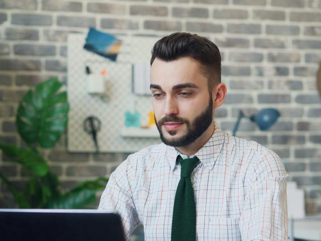 Homem trabalhando tranquilo em seu computador após ter concluído o curso de produtividade digital.
