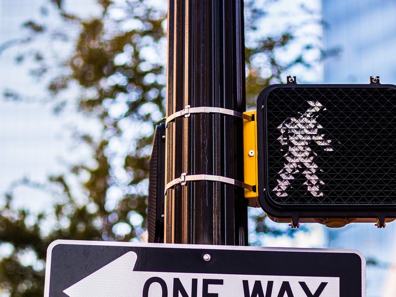 Placas de trânsito em inglês indicam direção de carro