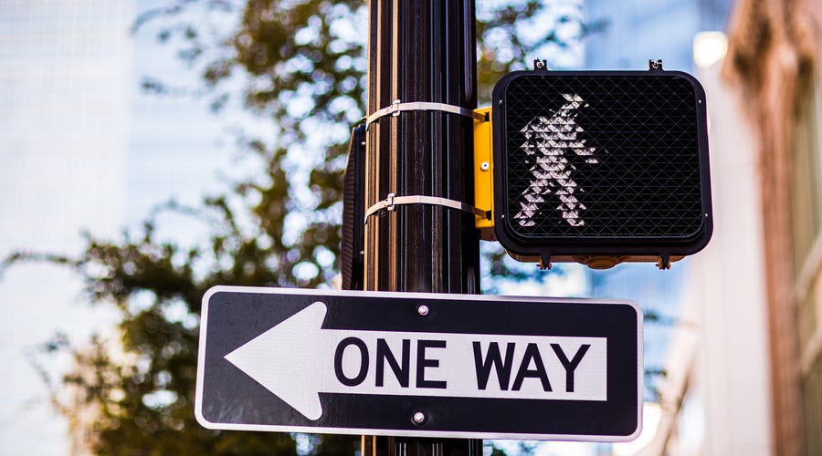 Placas de trânsito em inglês indicam direção de carro