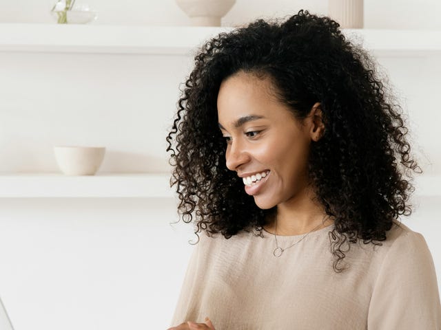 Mulher se matriculando no curso preparatório IELTS.