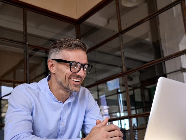 Pessoa estudando para o curso TOEFL online