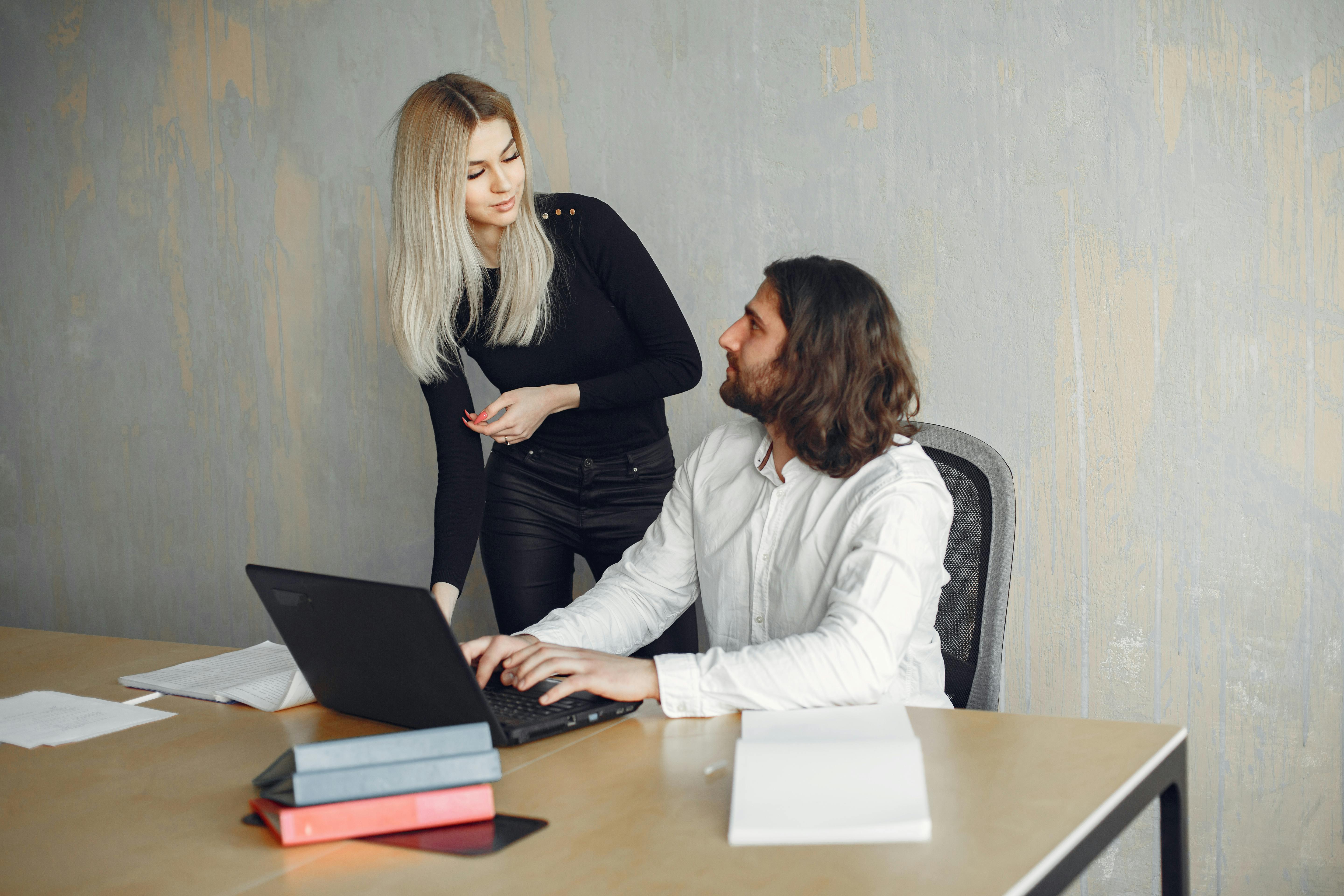 Dois colegas de trabalho treinando o business English, ou inglês para negócios.
