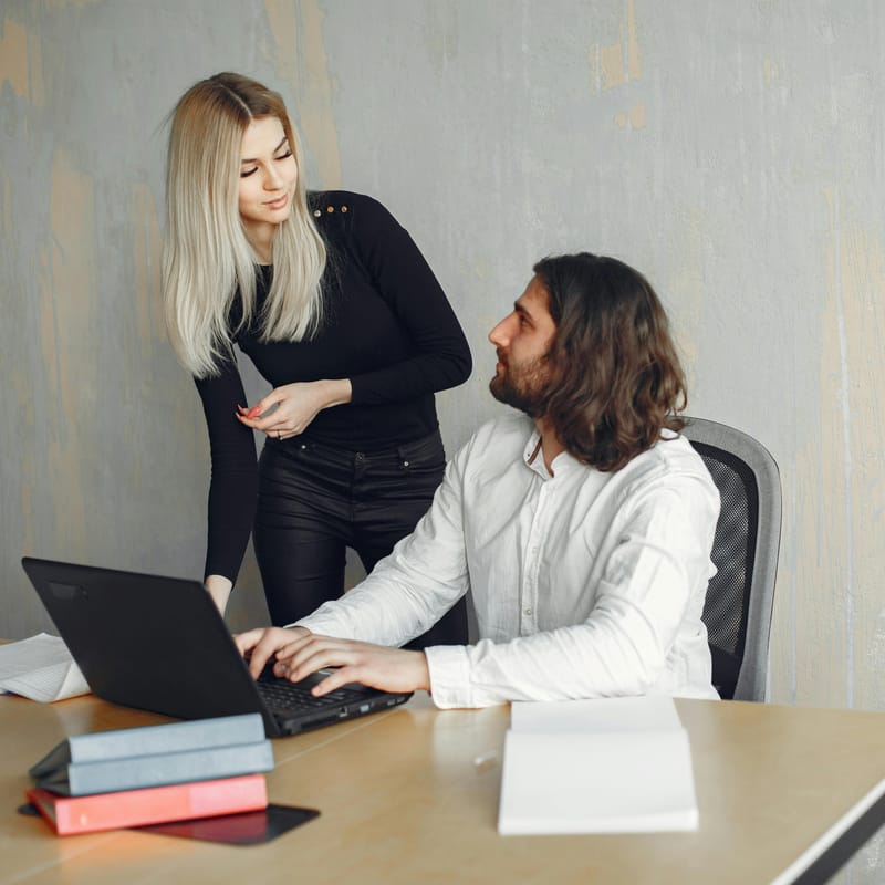 Dois colegas de trabalho treinando o business English, ou inglês para negócios.