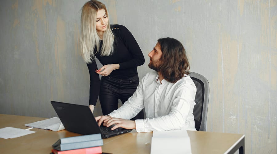 Dois colegas de trabalho treinando o business English, ou inglês para negócios.