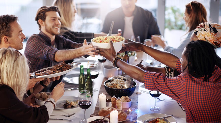 Grupo de amigos come após fazer receitas em inglês