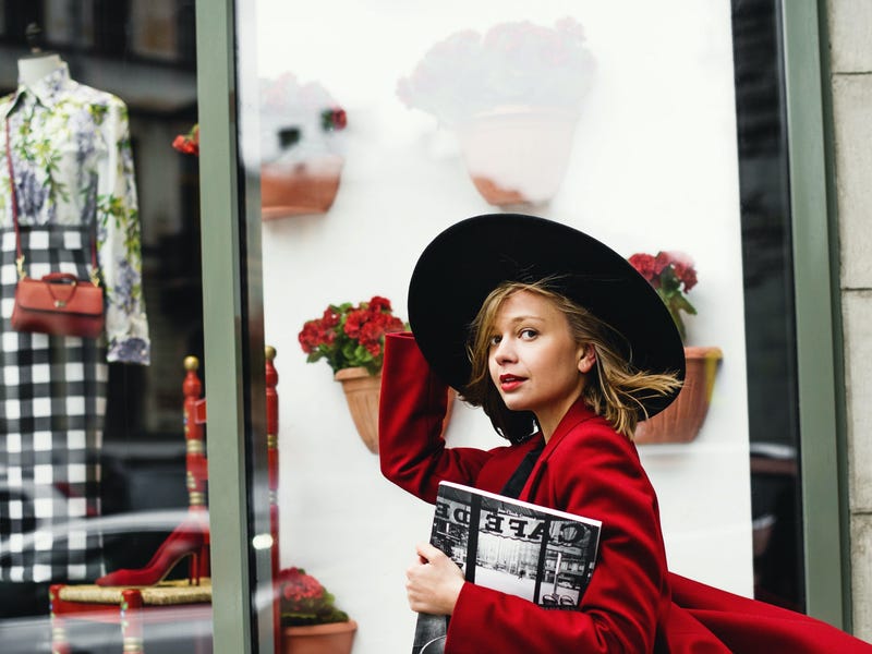Jovem anda com roupas em inglês na rua enquanto faz compras