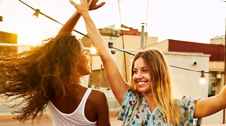 Duas amigas dançando música espanhola no intercâmbio.
