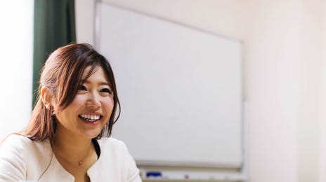 Mulher no curso de japonês online