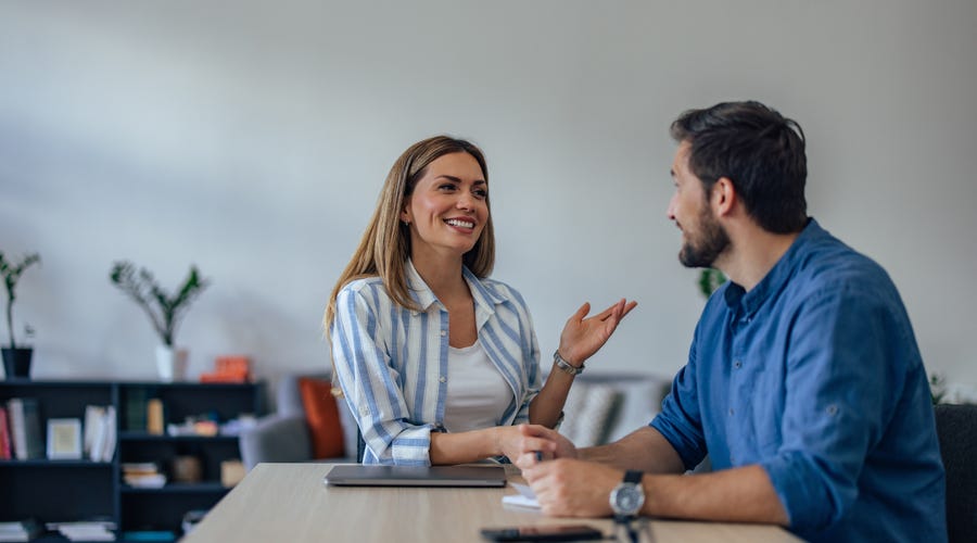 um homem e uma mulher praticando o vocabulário em língua portuguesa