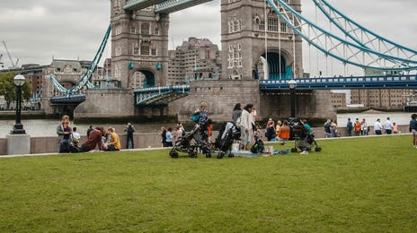 Ponte em Londres, na Inglaterra, como ponto turístico para estudantes de intercâmbio em dias nublados.