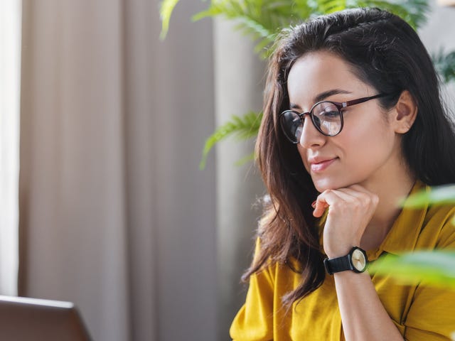 Mulher aprende línguas em casa com o Berlitz Flex