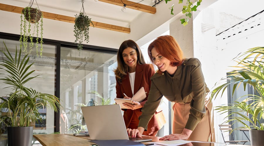 Mulheres no escritório escrevem um email em espanhol