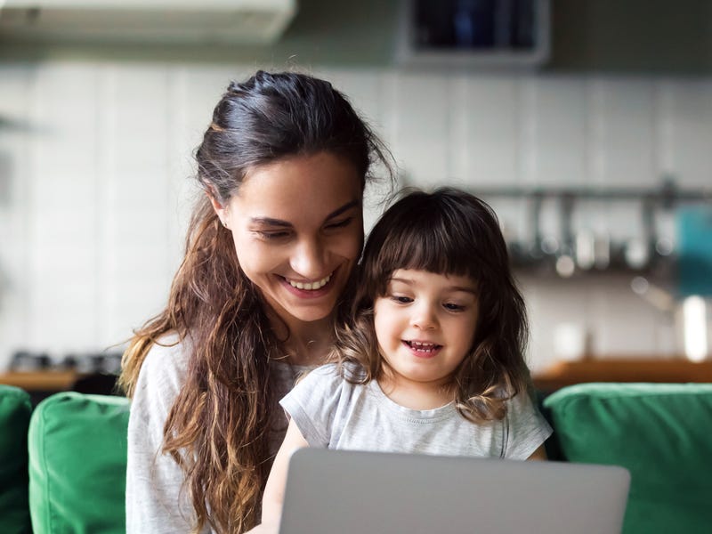 Mãe ensina inglês para a sua filha